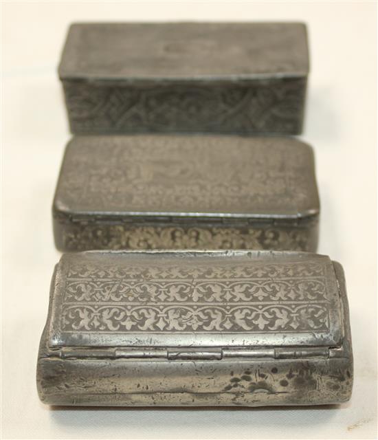 Three early 19th century pewter snuff boxes, largest 3.5in.